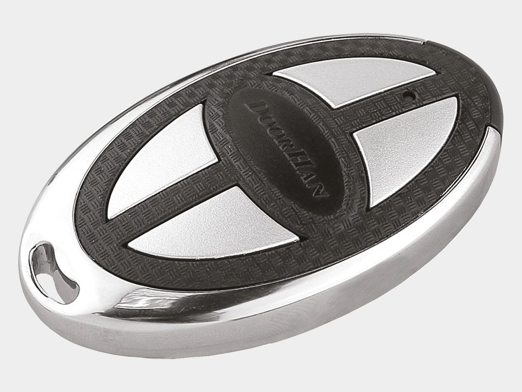 Пульт серии transmitter-premium (трансмиттер-премиум) в металлическом корпусе, предназначенный для дистанционного управления четырьмя автоматическими устройствами.